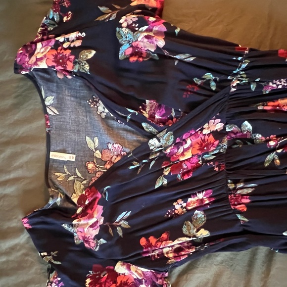 Short sleeve floral romper with train. Size XXL. Worn twice. - Picture 3 of 3